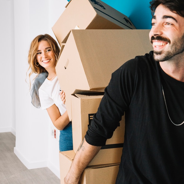 Heureux couple se déplaçant vers un nouvel appartement