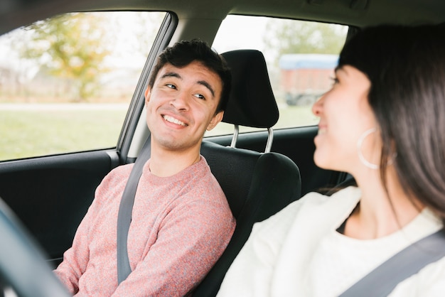 Heureux Couple Se Regardant En Voiture