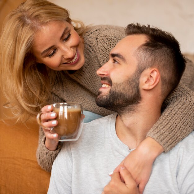 Heureux couple souriant l'un à l'autre