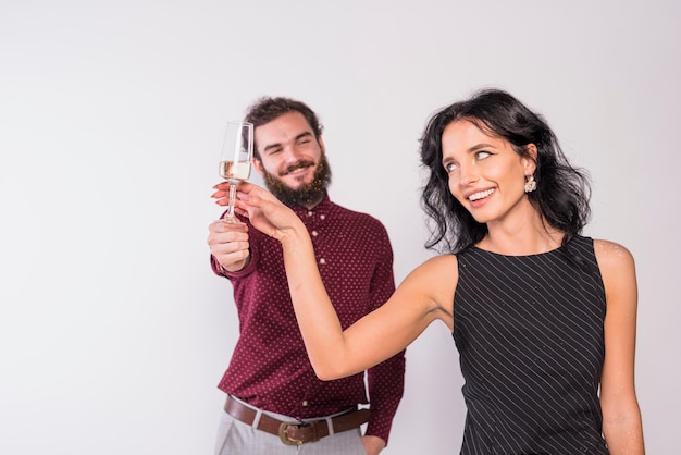 Heureux couple tenant une coupe de champagne