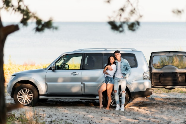 Heureux couple de touristes à côté de la mer