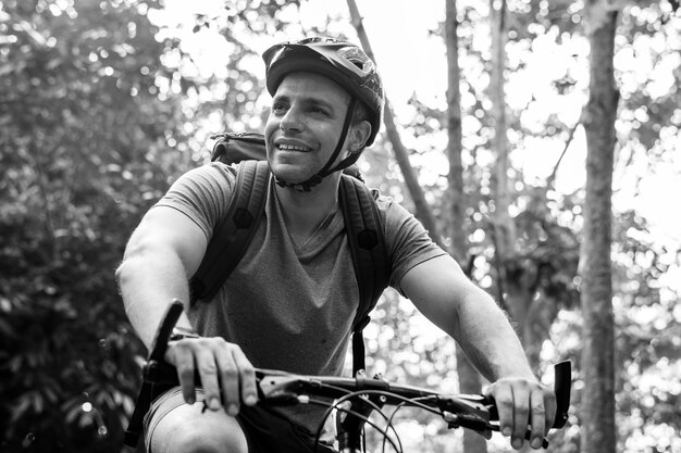 Heureux cycliste à cheval dans la forêt