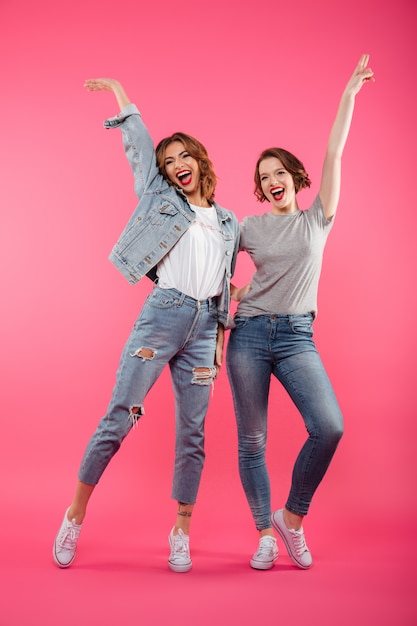 Heureux deux amis dames debout isolé