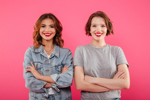 Heureux deux amis femmes émotionnelles debout isolés