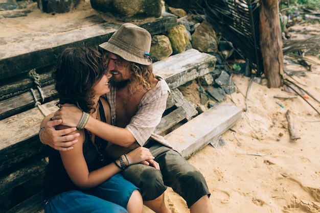 Heureux embrasser l&#39;homme et la femme sur le banc