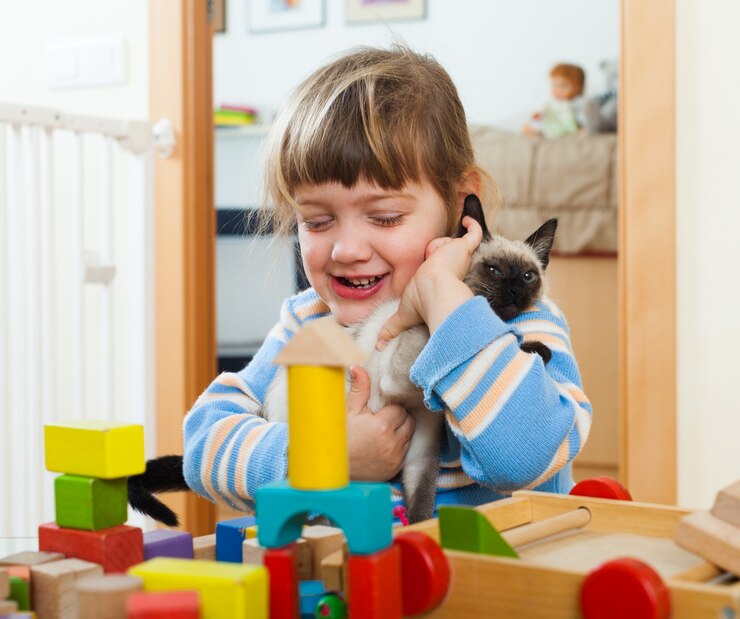 Photo gratuit heureux enfant de 3 ans avec chaton