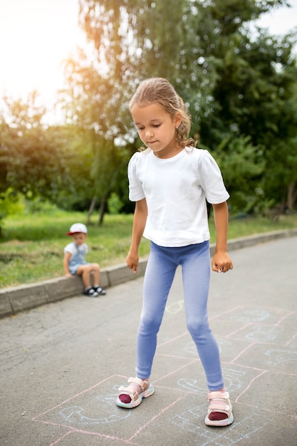 Photo gratuite heureux enfant jouant à l'extérieur