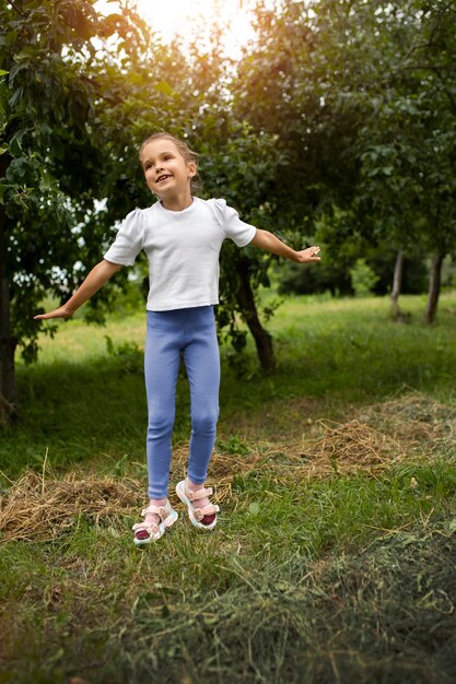 Heureux enfant jouant à l'extérieur