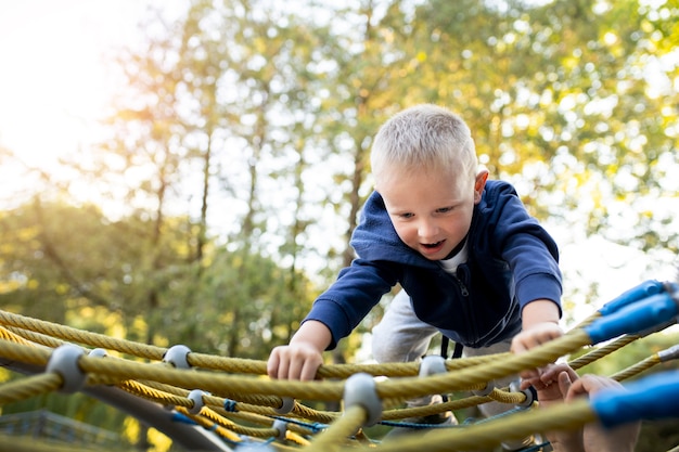 Photo gratuite heureux enfant jouant à l'extérieur