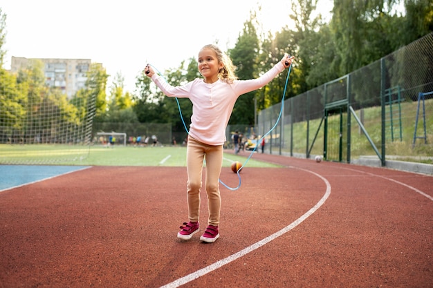 Heureux enfant jouant à l'extérieur