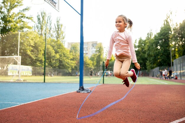 Heureux enfant jouant à l'extérieur