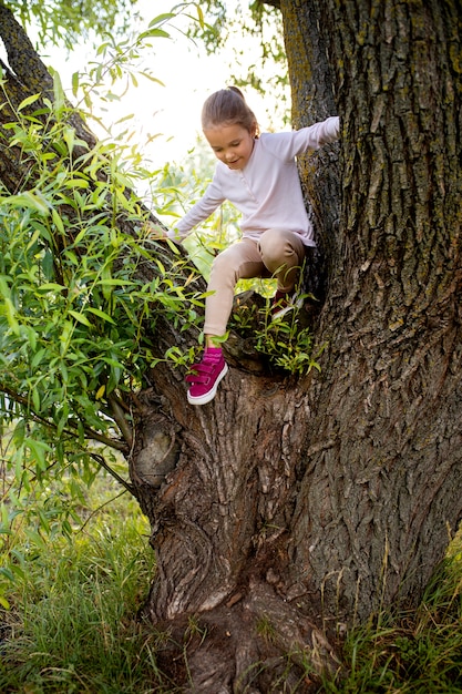 Heureux enfant jouant à l'extérieur