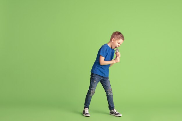 Heureux enfant jouant et s'amusant