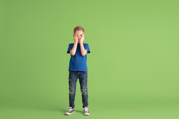 Heureux enfant jouant et s'amusant