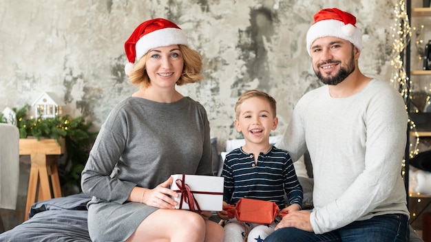 Heureux enfant et parents ensemble le jour de Noël