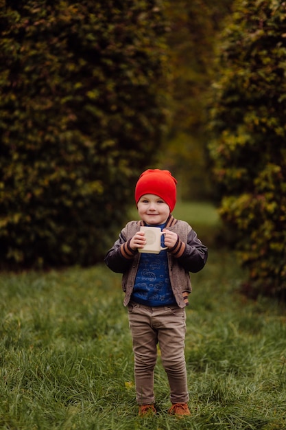 Heureux enfant souriant jouant en plein air dans un jardin