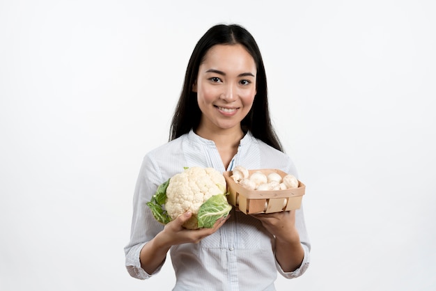 Heureux, femme, cru, frais, chou-fleur, et, champignons, devant, blanc, toile de fond