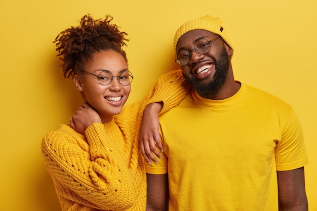 Photo gratuite heureux frère et soeur ethnique s'amusent ensemble