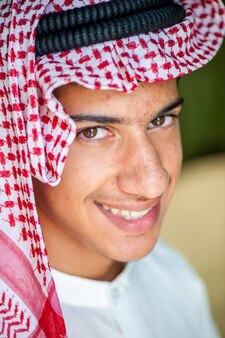 Heureux garçon arabe