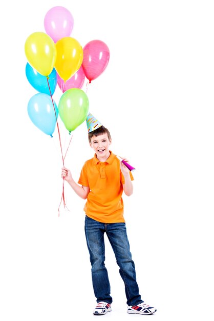 Heureux garçon souriant en t-shirt orange tenant des ballons colorés - isolé sur un blanc