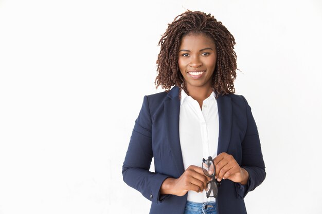 Heureux gestionnaire réussi tenant des lunettes