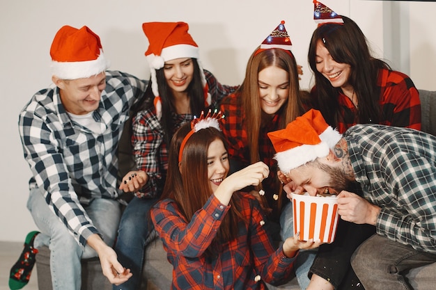 Heureux de groupe jeune en fête.