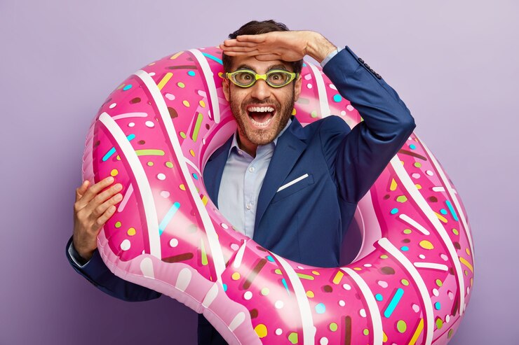 Photo gratuit heureux homme d'affaires posant en costume élégant au bureau