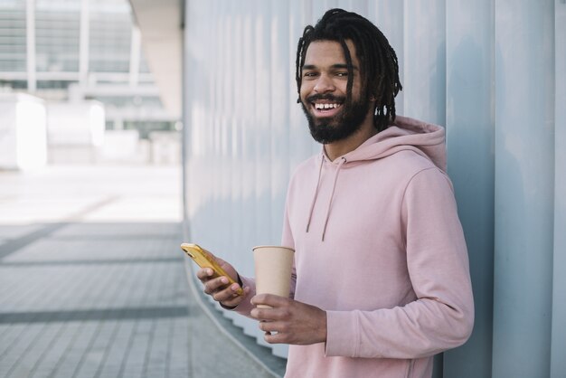 Heureux homme afro-américain à l'extérieur