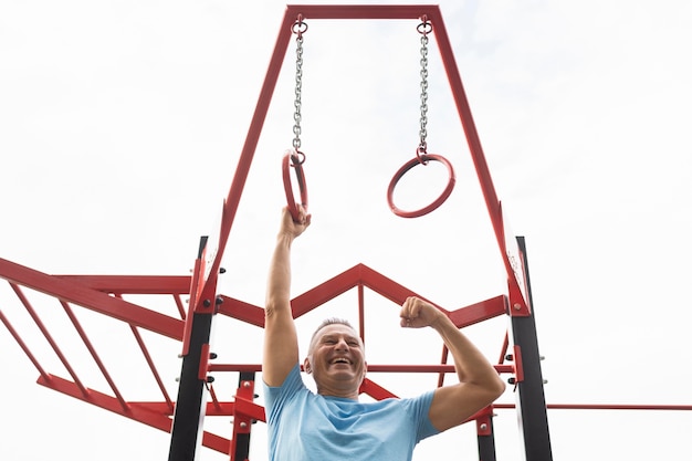 Heureux homme âgé exerçant à l'extérieur