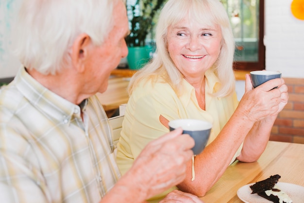 Photo gratuite heureux homme âgé et femme buvant du thé