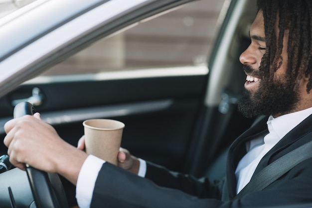 Heureux homme au volant vue latérale