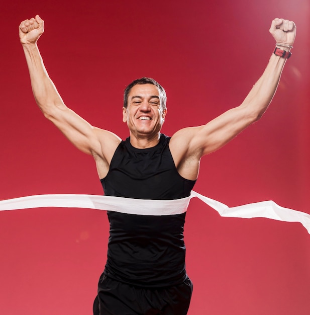 Photo gratuite heureux homme célébrant la victoire sur le sentier