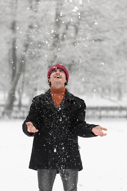 Heureux homme debout dans la neige