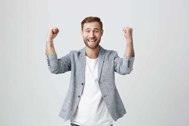 Heureux homme excité célébrant la victoire