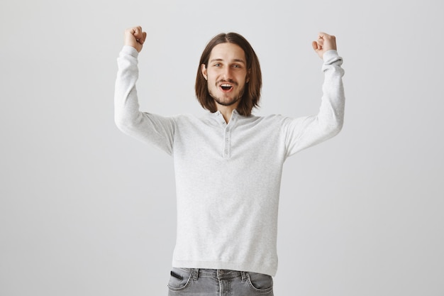 Heureux homme excité se réjouissant des bonnes nouvelles