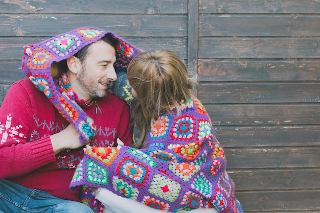 Heureux homme et femme en plaid