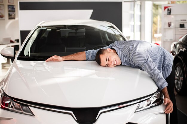 Heureux homme fête sa nouvelle voiture