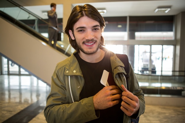 Heureux homme gardant le passeport dans sa poche