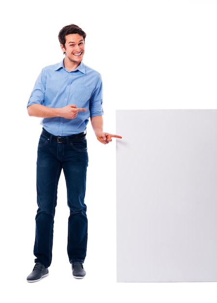 Heureux homme pointant sur le tableau blanc