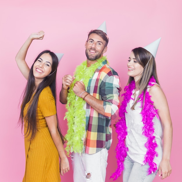 Photo gratuite heureux homme qui danse avec ses deux amies dans la fête