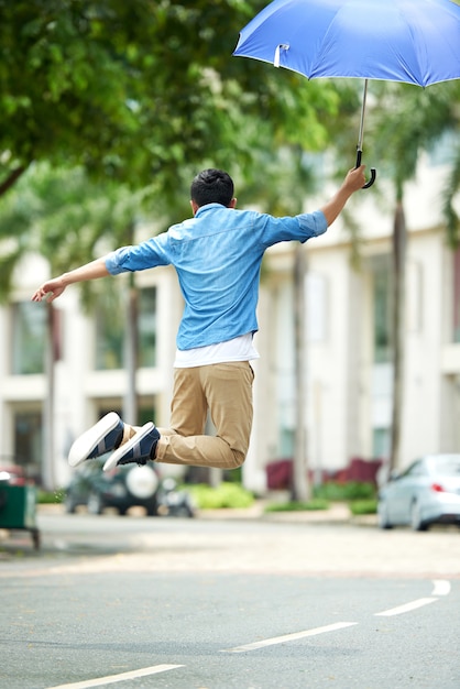 Heureux homme sautant dans la rue