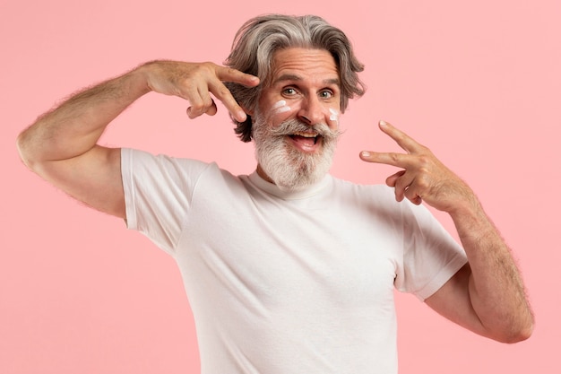 Photo gratuite heureux homme senior avec barbe et crème