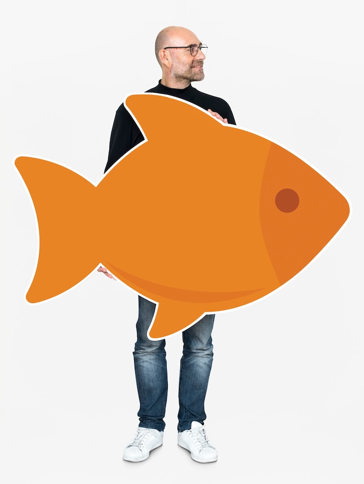 Photo gratuit heureux homme tenant un poisson orange