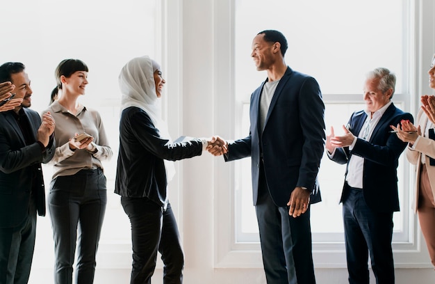 Photo gratuite heureux hommes d'affaires divers faisant un accord