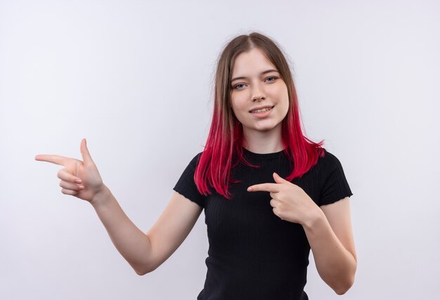 Heureux jeune belle fille portant des points de t-shirt noir à côté sur fond blanc isolé avec copie espace