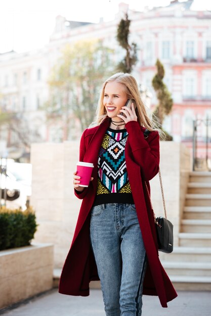 Heureux, jeune, caucasien, marche femme, dehors, conversation téléphone