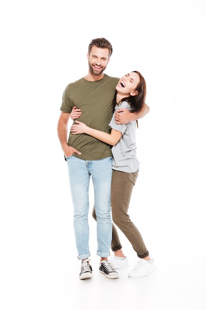 Heureux jeune couple d'amoureux debout isolé