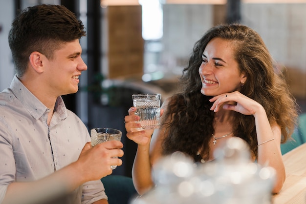 Heureux jeune couple appréciant des boissons