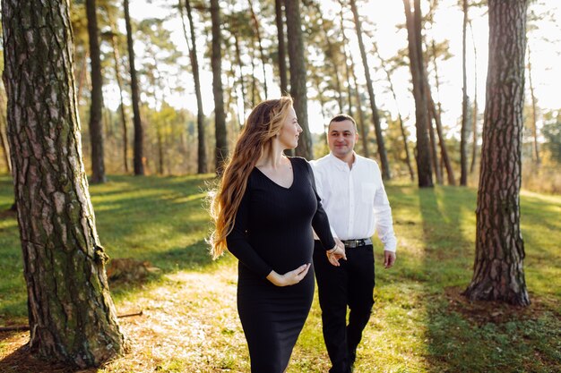 Heureux jeune couple attend bébé