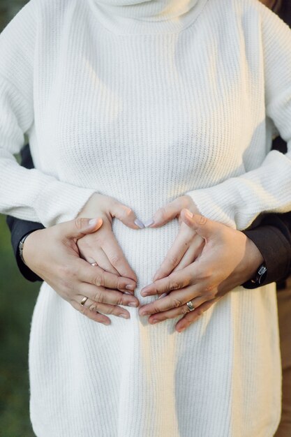 Heureux jeune couple attend bébé